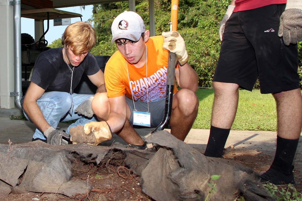 This year, 30 students volunteered in the Tallahassee community through FSU's Service Leadership Seminar. (Photo: Paige Rentz)